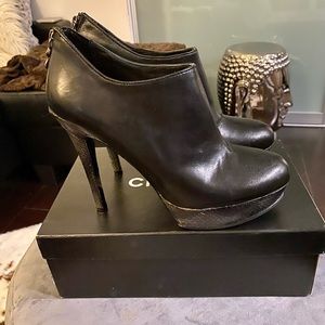 House of Harlow Natalia snakeskin platform black heeled booties size 7.5